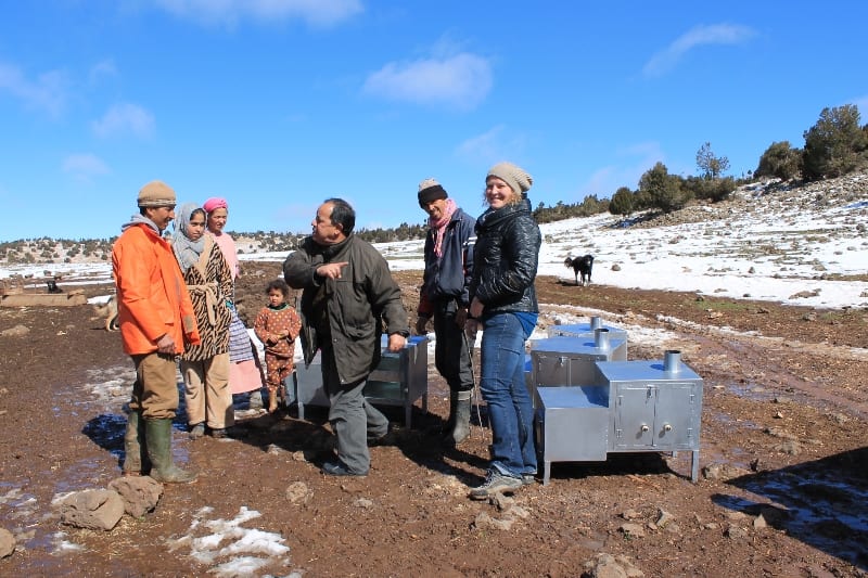 Abderrahim Derrou (director of the Ifrane National Park) and Els van Lavieren (MPC Foundation) delivering a unit to one of the families in the forest